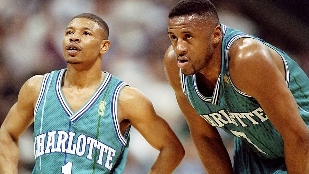 A Muggsy Bogues (Izq) sus 1.60 m de estatura nunca lo detuvieron para brillar en la NBA.