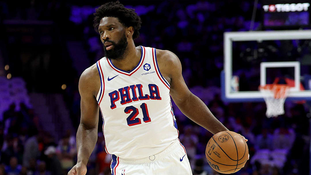 Joel Embiid y los 76ers quedaron fuera de los playoffs de la NBA.