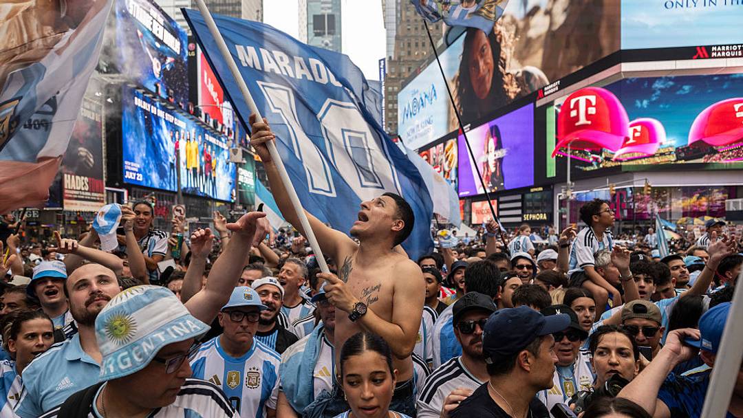 Aficionados de la selección de Argentina se concentran en Times Square para mostrar su apoyo antes de la gran final de la Copa Mundial de la FIFA 2026
