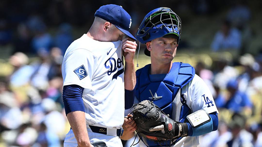 Tarik Skubal (I), pitcher de Los Angeles Dodgers, habla con el catcher Ben Rortvedt.