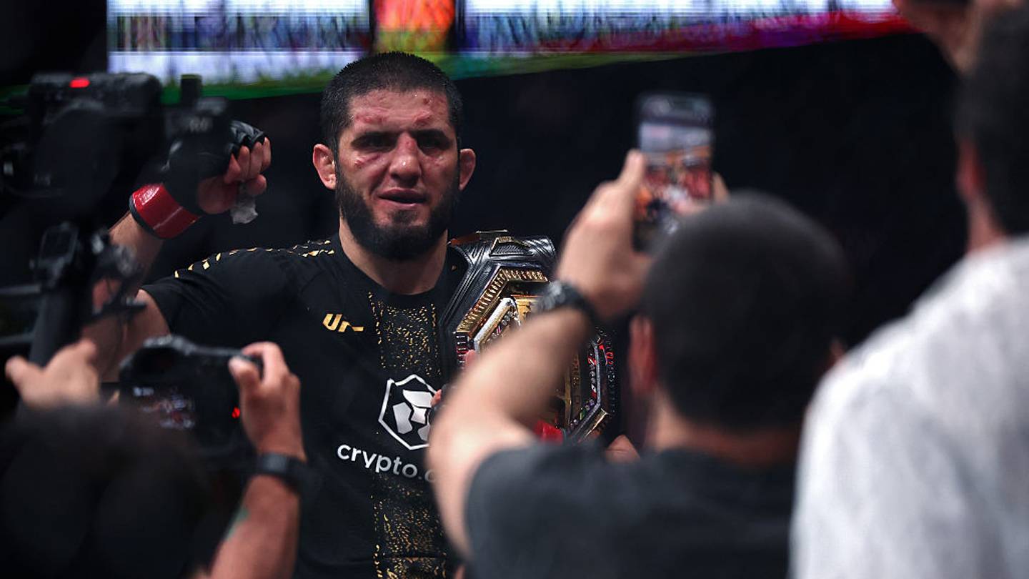 Islam Makhachev conserva el trono y hace historia en UFC 330
