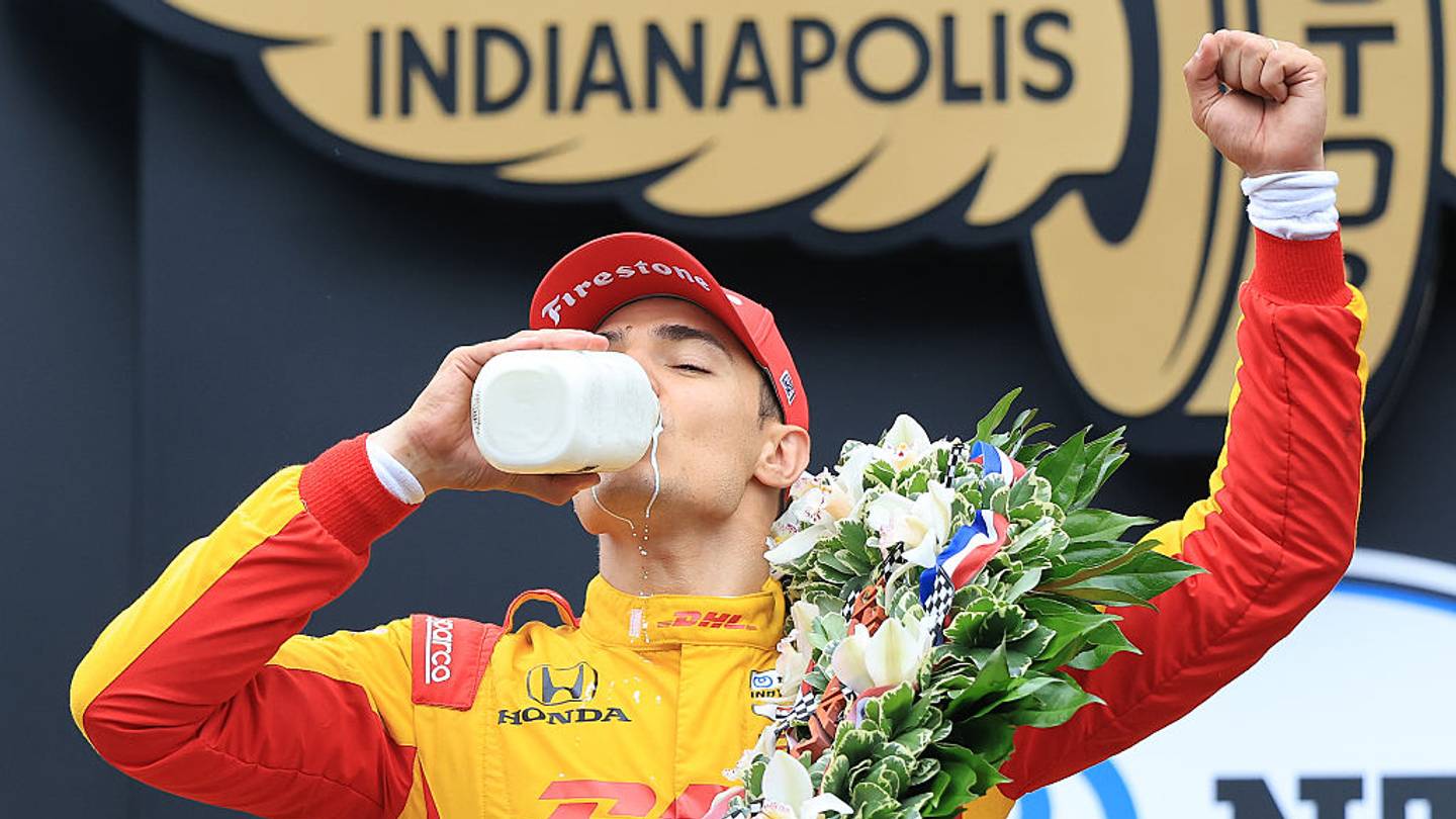 500 millas de Indianápolis: La carrera que inventó el retrovisor y donde el campeón bebe leche