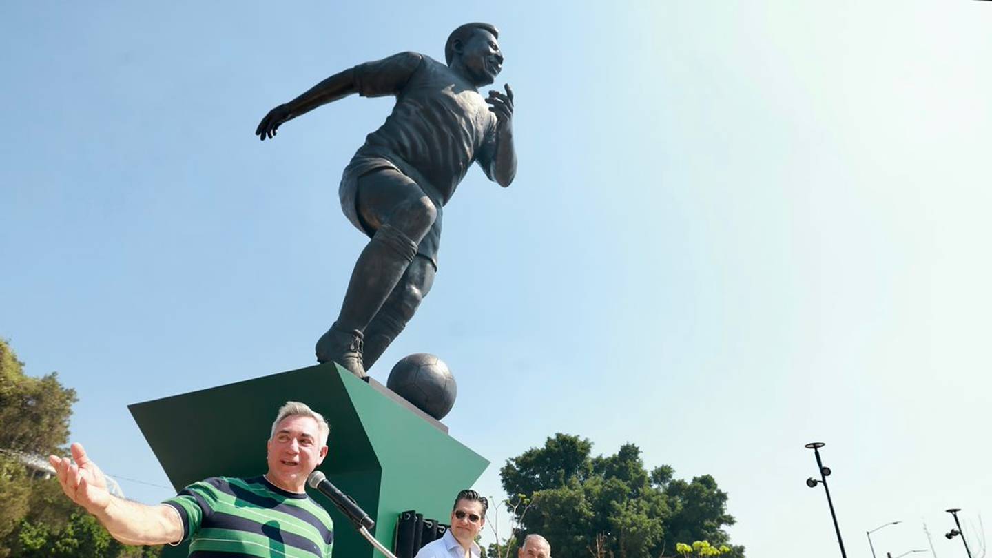 Mundial 2026: Inauguran en Guadalajara la escultura ‘La Canarihna’, en homenaje a Pelé