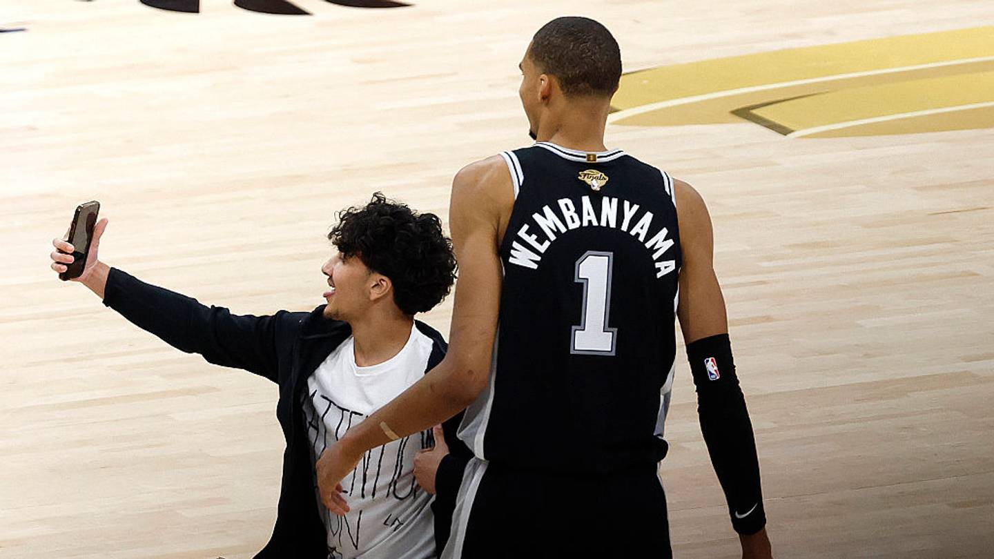 La NBA veta de por vida a fan que irrumpió en las Finales por una selfie con Wembanyama