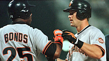 San Francisco's out fielder Barry Bonds (L) congra