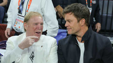 Mark Davis, dueño mayoritario de los Raiders, platica con Brady, luego de que el ex QB se convirtió en su socio
