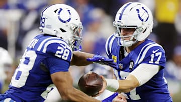 Daniel Jones y Jonathan Taylos, de los Indianapolis Colts.