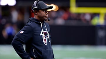 Raheem Morris, coach de los Atlanta Falcons, está en serios aprietos.