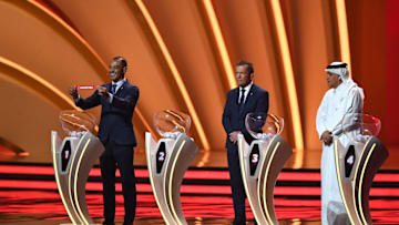 Imagen del sorteo del pasado Mundial, con Cafú (Izq), Lothar Matthaus (c) y Adel Ahmed Malalla.