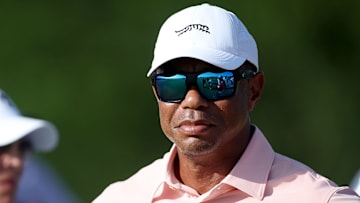 Tiger Woods aún se recupera de una operación en la espalda.