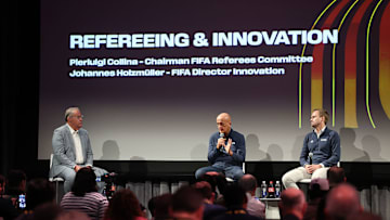 El presidente de la Comisión de Árbitros de la FIFA, Pierluigi Collina y el director de innovación Johannes Holzmuller, en el John F. Kennedy Center.