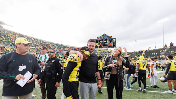 Oregon Ducks beat Illinois Fighting Illini in Autzen Stadium in Eugene, Oregon. Oregon quarterback Dillon Gabriel 