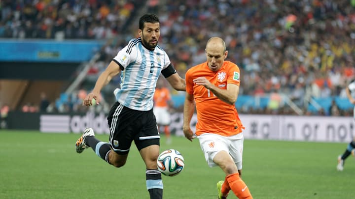 Arjen Robben, Ezequiel Garay
