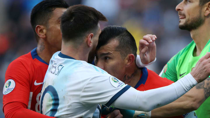 Lionel Messi, Gary Medel