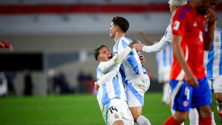 Enzo Fernandez of Argentina (L) and Julian Alvarez of...