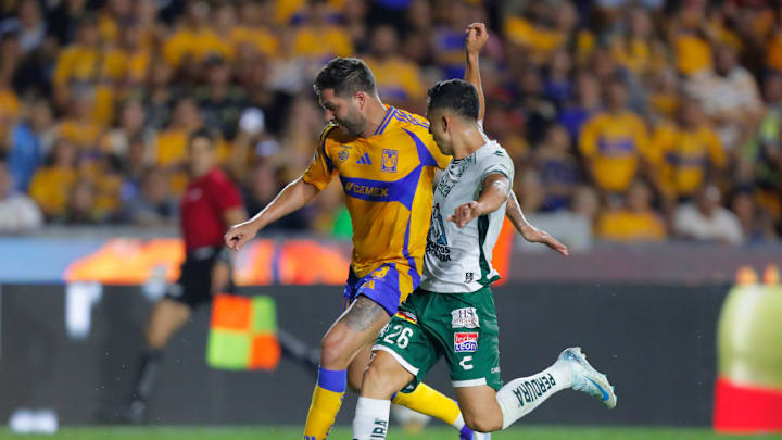 Andre-Pierre Gignac, Salvador Reyes