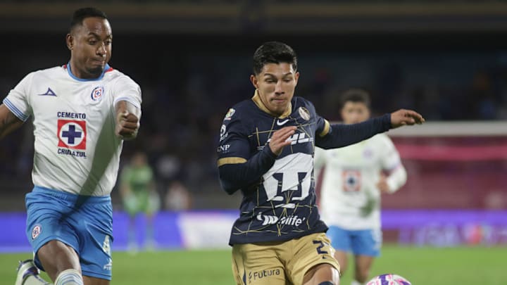 Michell Rodríguez #21 of Pumas UNAM drives the ball forward...