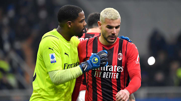 Mike Maignan talks to Theo Hernandez of AC Milan during the...