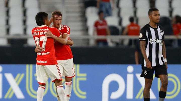 Lucas Ramos e Braian Romero, jogadores do Internacional 