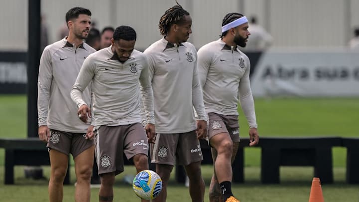 FBL-BRA-CORINTHIANS-TRAINING-DEPAY