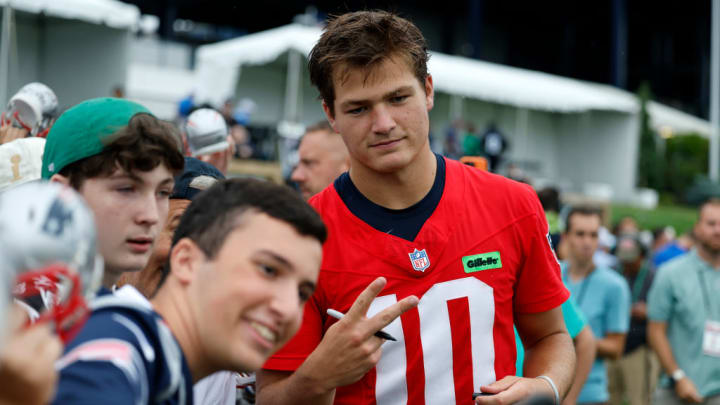 FOXBOROUGH, MA - JULY 24: New England Patriots quarterback Drake Maye (10) poses with fans during New England Patriots Training Camp on July 24, 2024, at Gillette Stadium in Foxborough, Massachusetts.