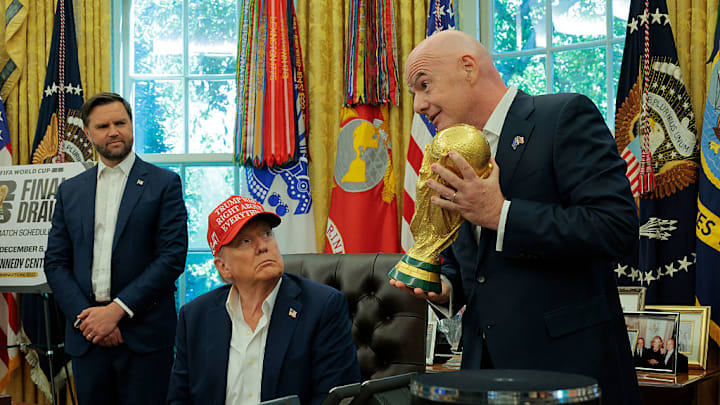 ทรัมป์สร้างประวัติศาสตร์เป็นผู้รับรางวัลสันติภาพแปลกใหม่ของ FIFA คนแรก