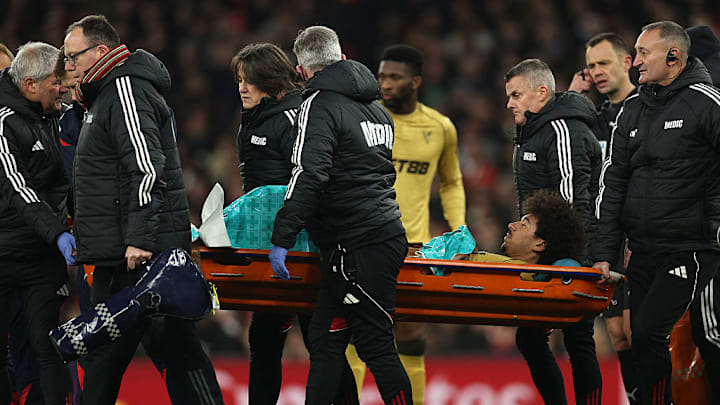 Chris Richards (center) could not continue in the Carabao Cup quarterfinals.