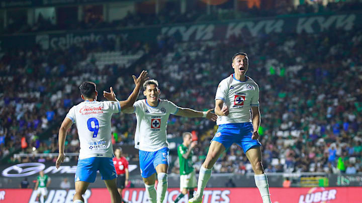 Andrés Montaño, de Cruz Azul, celebra uno de sus dos goles ante el León.