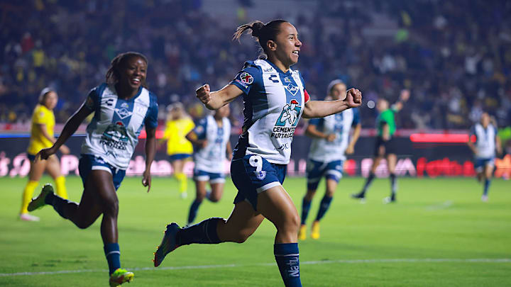 Charlyn Corral de Pachuca celebra después de anotar el primer gol del equipo durante la Final de Ida ante América.