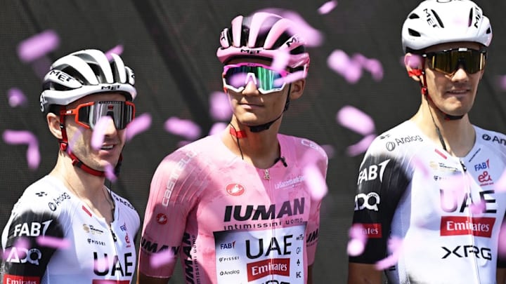 El mexicano Isaac Del Toro (c), mantiene la maglia rosa y el liderato del Giro de Italia.