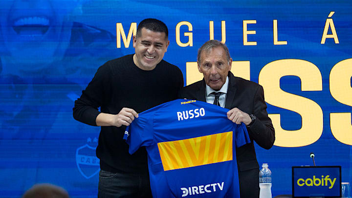 Juan Román Riquelme, presidente de Boca Juniors, presenta a Miguel Ángel Russo como nuevo técnico de Boca Juniors.