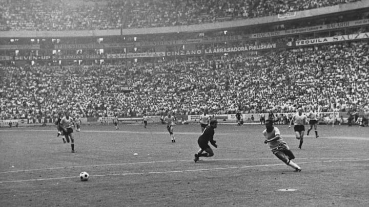 Pelé fintando al portero uruguayo Ladislao Mazurkiewicz en una de las mejores jugadas del Mundial de México 70, que no terminó en gol y que sucedió en el Estadio Jalisco.