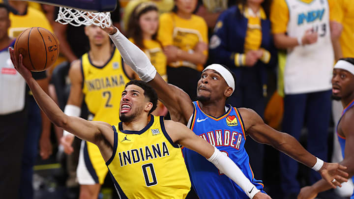 Tyrese Haliburton (0) busca el enceste ante la marca del MVP Shai Gilgeous-Alexander.