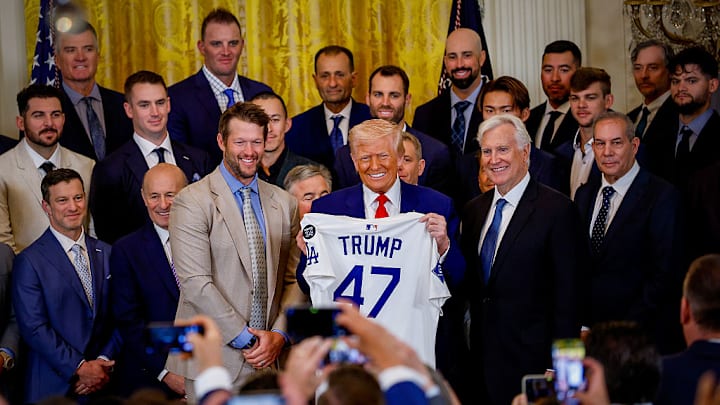 Los Dodgers anunciaron que entregarán un millón de dólares a las familias de inmigrantes afectadas, el equipo ha recibido criticas por su silencio tras operativos lanzados por el presidente Trump
