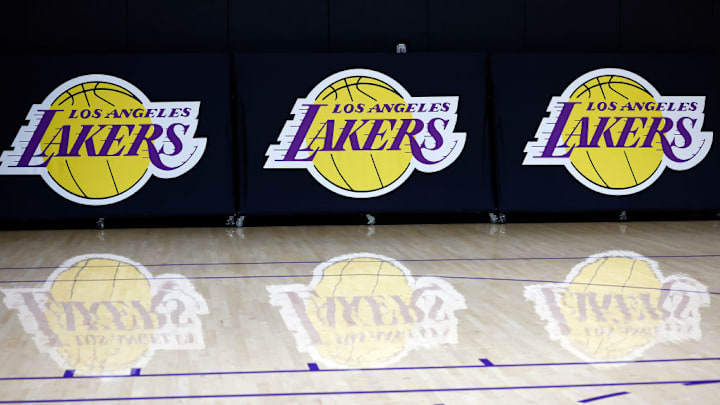 Los Lakers de Los Ángeles se venderán en 10 mil millones de dólares. Los Lakers de Los Ángeles se venderán en 10 mil millones de dólares.