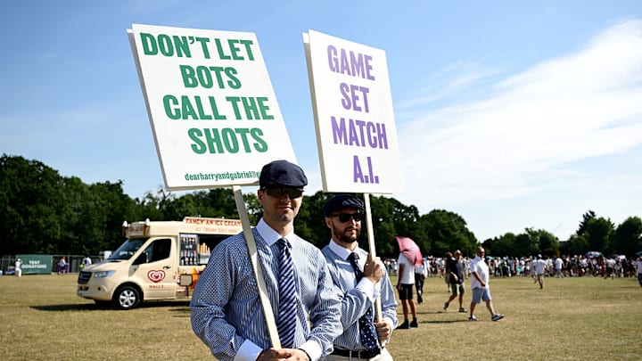 Estudiantes vestidos como jueces de línea protestan a las afueras de Wimbledon. Estudiantes vestidos como jueces de línea protestan a las afueras de Wimbledon.