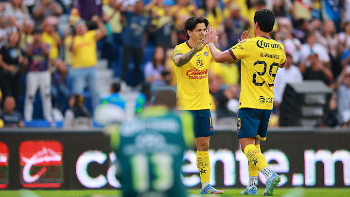 Víctor Dávila y Ramón Juárez celebran un gol con las Águilas del América.