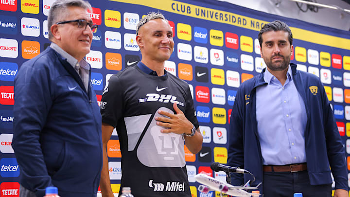 Keylor Navas (c), junto a Luis Raúl González Pérez, presidente del Club Universidad (i) y Eduardo Saracho Sánchez, director de estrategia deportiva. 