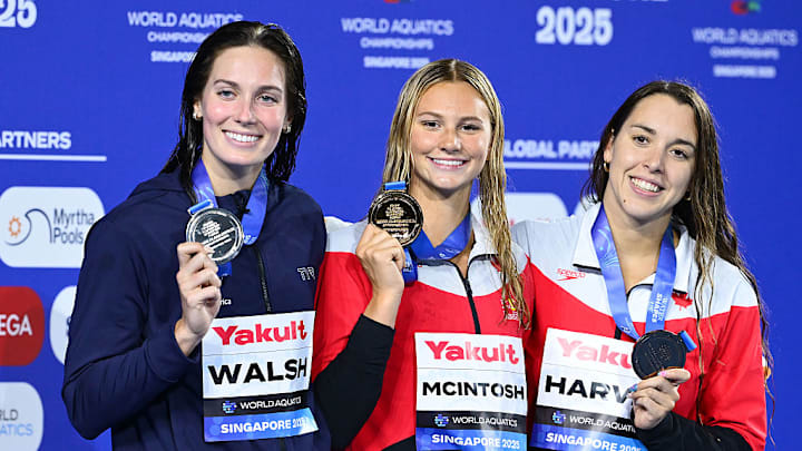 Summer McIntosh (c), se llevó la medalla de oro en los 200 metros libres en el Mundial de Natación.