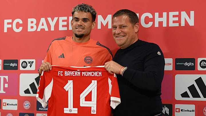 Luis Díaz es presentado por el director deportivo del Bayern Múnich, Max Eberl.