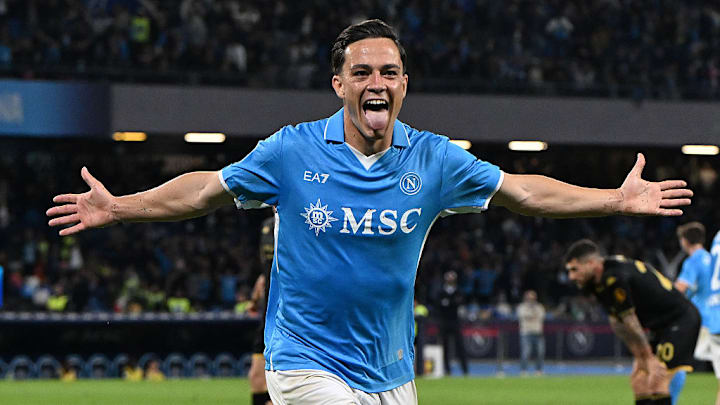 Giacomo Raspadori, que fichó con los colchoneros hasta 2030 y percibirá 4.5 millones de euros brutos (5.2 millones de dólares) por temporada. Giacomo Raspadori, que fichó con los colchoneros hasta 2030 y percibirá 4.5 millones de euros brutos (5.2 millones de dólares) por temporada.