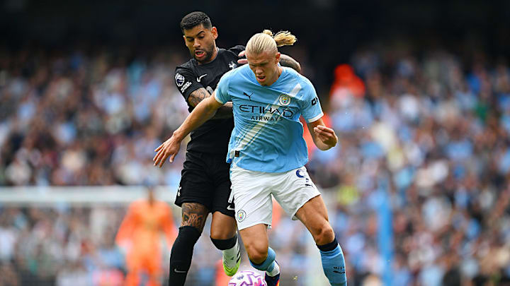 Erling Haaland, del Manchester City proteje el balón ante la marca de Cristian Romero, del Tottenham Hotspur. Erling Haaland, del Manchester City proteje el balón ante la marca de Cristian Romero, del Tottenham Hotspur.