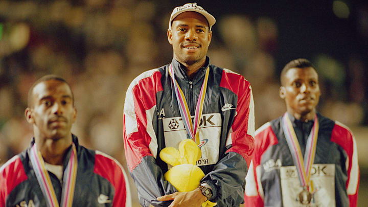 Mike Powell, de Estados Unidos, celebra en lo alto del podio junto a Carl Lewis (D) y Larry Myricks (I). Mike Powell, de Estados Unidos, celebra en lo alto del podio junto a Carl Lewis (D) y Larry Myricks (I).