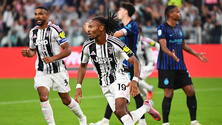 Khephren Thuram celebra su gol en el juego entre la Juventus y el Inter de Milán.