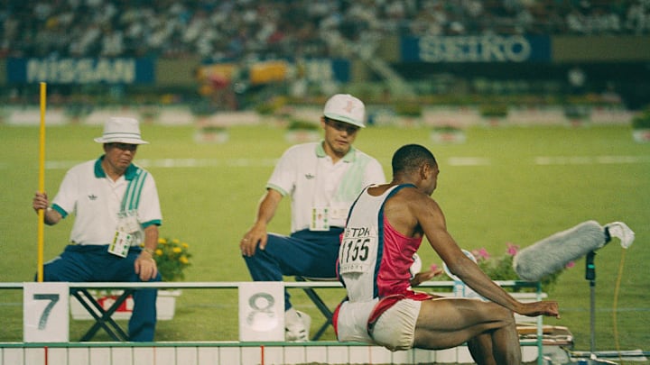 Mike Powell es el poseedor del récord mundial de salto de longitud. Mike Powell es el poseedor del récord mundial de salto de longitud.
