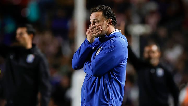 El técnico de las Chivas, Diego Milito, vio caer a su equipo ante el Querétaro.