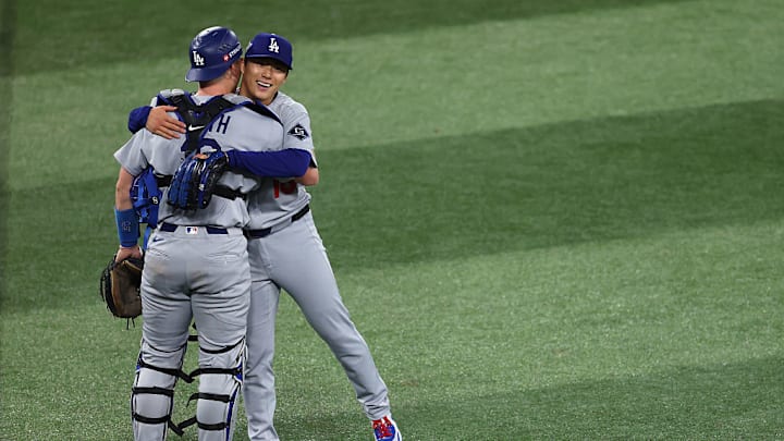 El pitcher japonés Yoshinobu Yamamoto tiró toda la ruta para vencer a Toronto.