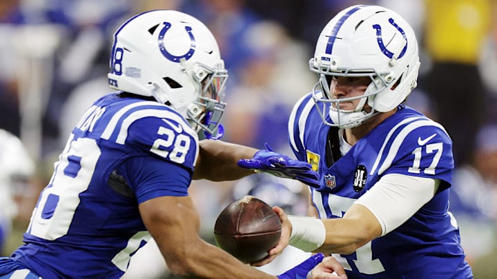 Daniel Jones y Jonathan Taylos, de los Indianapolis Colts.