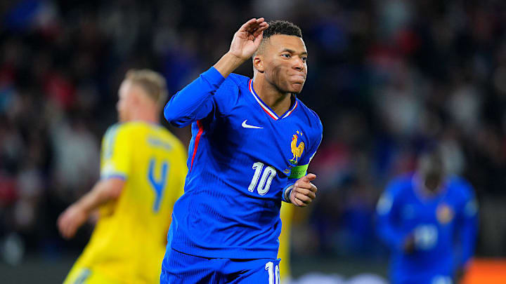 Mbappé anotó dos goles, uno de ellos de penalti. Mbappé anotó dos goles, uno de ellos de penalti.