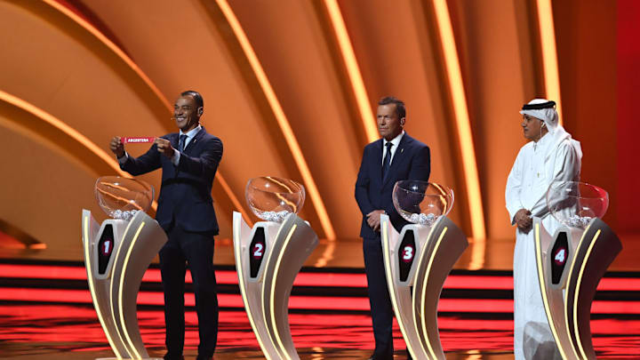 Imagen del sorteo del pasado Mundial, con Cafú (Izq), Lothar Matthaus (c) y Adel Ahmed Malalla.